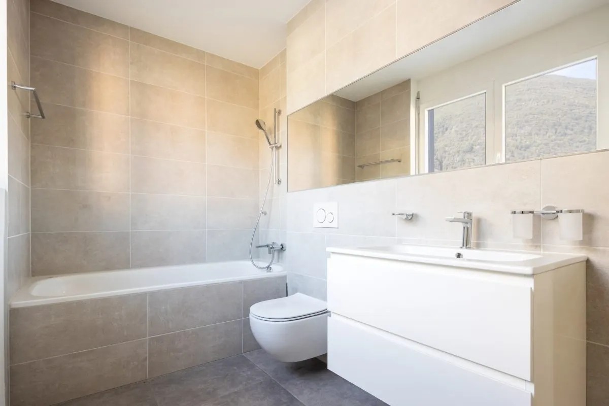 Popular Bathroom and Bathtub Design in Bordner
